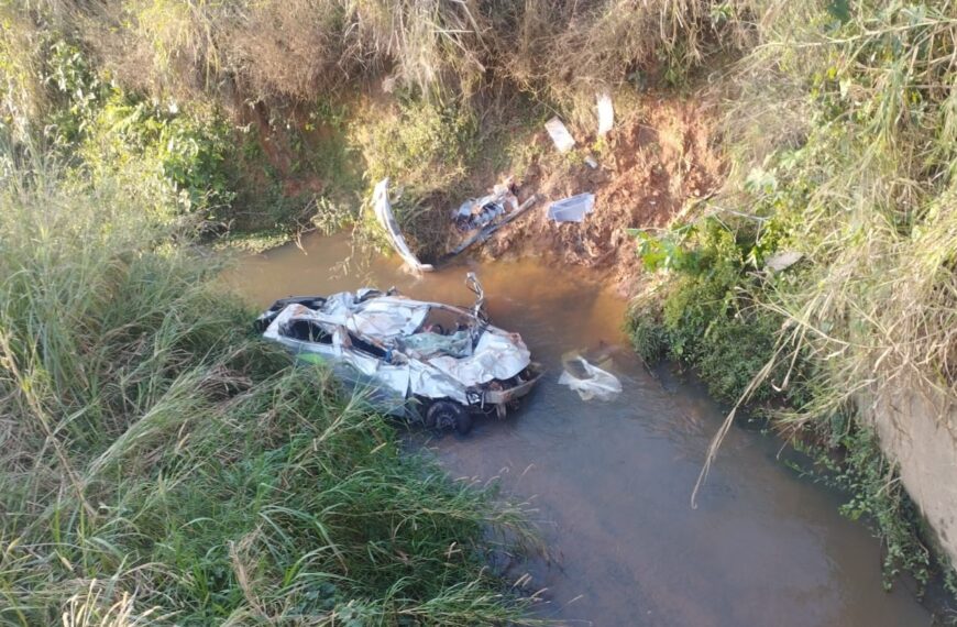 Motorista fica em estado grave após carro cair de ponte na BR-267