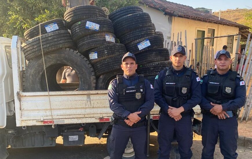 Denúncias anônimas auxiliam GCM a recuperar 58 pneus saqueados de carreta tombada na BR-116 em Leopoldina