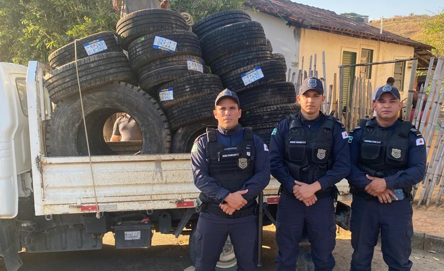 Denúncias anônimas auxiliam GCM a recuperar 58 pneus saqueados de carreta tombada na BR-116 em Leopoldina