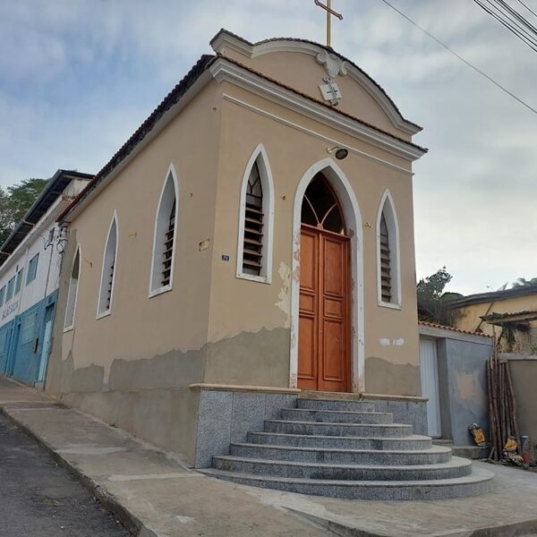 Capela em reforma é invadida e cerca de 300 metros de fio são furtados em Leopoldina