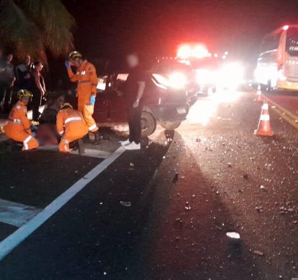 Motorista de carro fica ferido após colisão com ônibus na BR-116 em Leopoldina