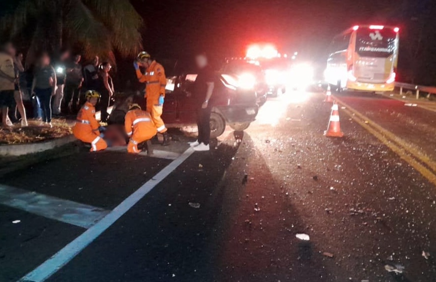 Motorista de carro fica ferido após colisão com ônibus na BR-116 em Leopoldina