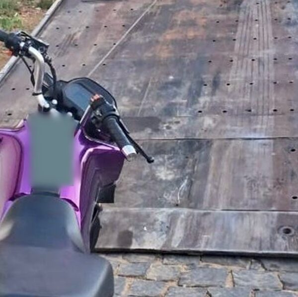 Motoqueiro faz manobra arriscada, foge da GCM e abandona moto em Leopoldina