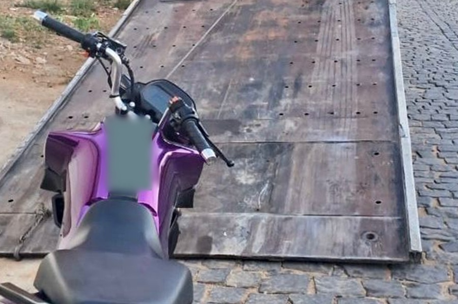 Motoqueiro faz manobra arriscada, foge da GCM e abandona moto em Leopoldina