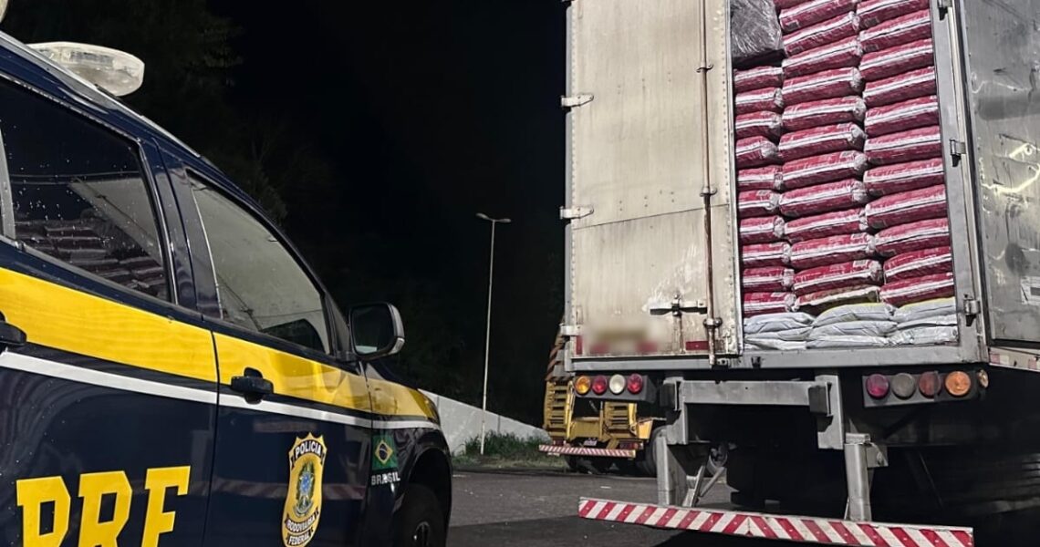 PRF flagra carreta com 600 mil maços de cigarros ilegais na BR-267
