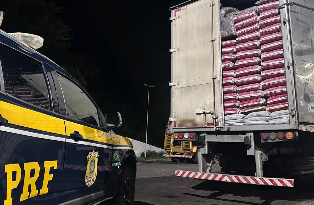 PRF flagra carreta com 600 mil maços de cigarros ilegais na BR-267