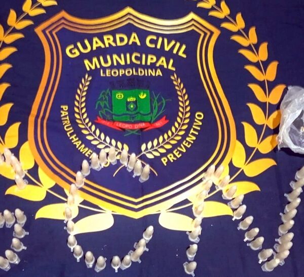 Filho ameaça a mãe de morte e acaba preso por suspeita de tráfico de drogas em Leopoldina