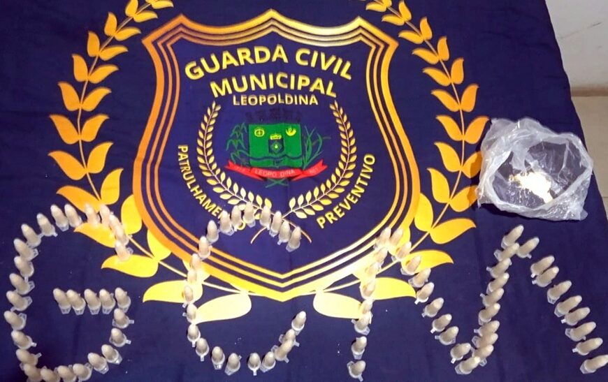 Filho ameaça a mãe de morte e acaba preso por suspeita de tráfico de drogas em Leopoldina