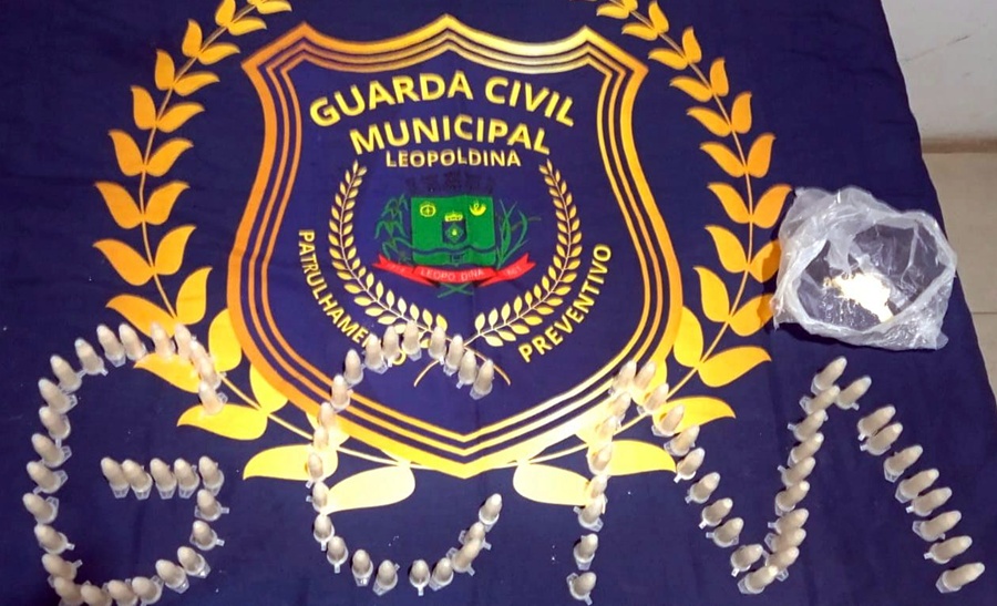 Filho ameaça a mãe de morte e acaba preso por suspeita de tráfico de drogas em Leopoldina