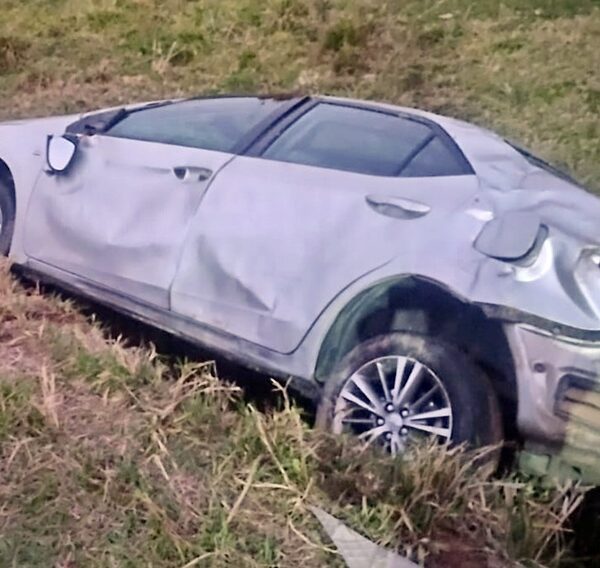 Carro com cinco pessoas capota e cai em ribanceira na BR-267 em Argirita