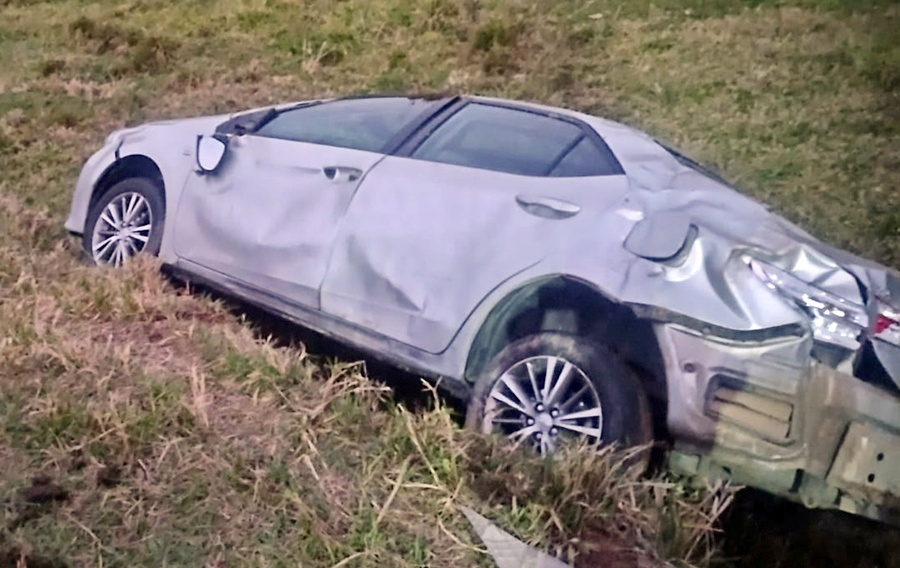 Carro com cinco pessoas capota e cai em ribanceira na BR-267 em Argirita