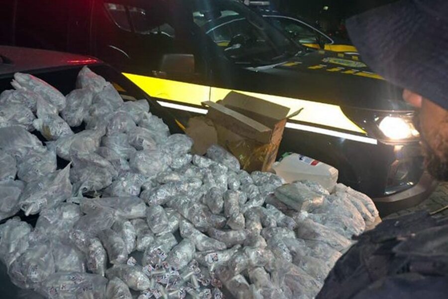 Fiscalização da PRF na BR-116 prende leopoldinense transportando 5 kg de cocaína para Cataguases