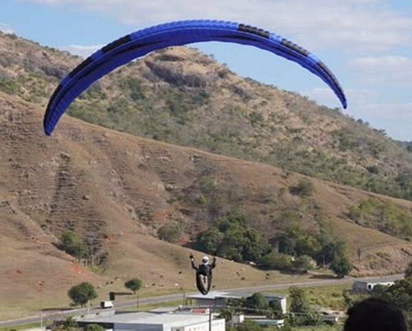 Campeonato de parapente atrai turistas e movimenta Leopoldina neste fim de semana