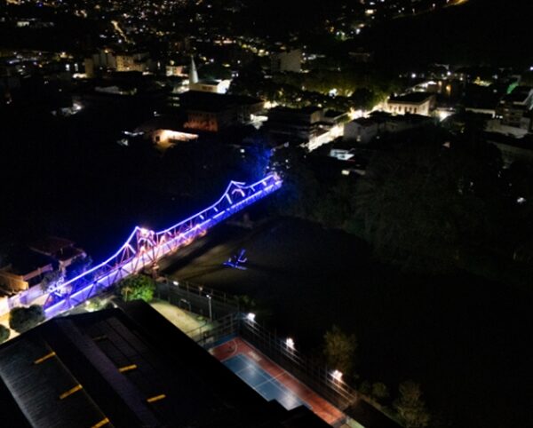 Festival Força, Luz e Arte tem início com a iluminação artística da Ponte Metálica em Cataguases