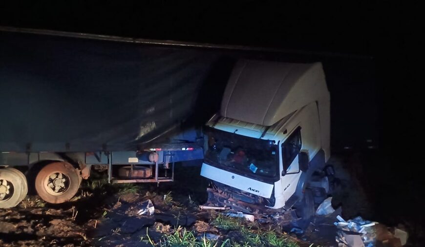 Carreta faz ‘L’ e sai da pista na BR-116 próximo à Serra da Vileta em Leopoldina