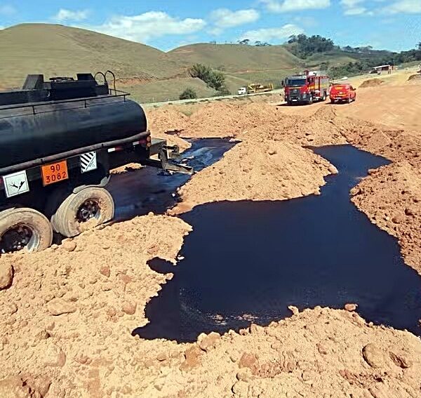 Caminhão-tanque perde os freios e derrama 13 mil litros de produto químico na BR-356 em Muriaé