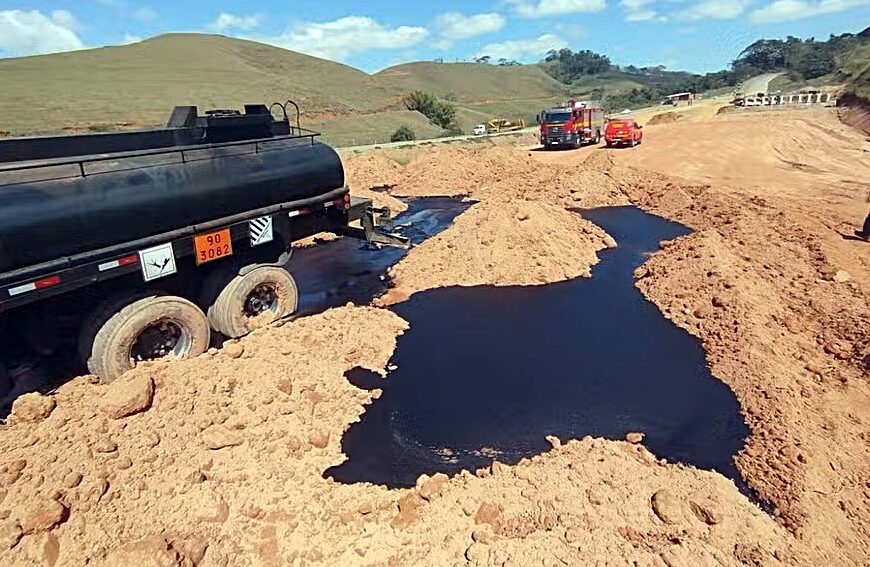Caminhão-tanque perde os freios e derrama 13 mil litros de produto químico na BR-356 em Muriaé