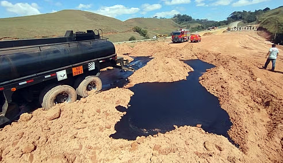 Caminhão-tanque perde os freios e derrama 13 mil litros de produto químico na BR-356 em Muriaé