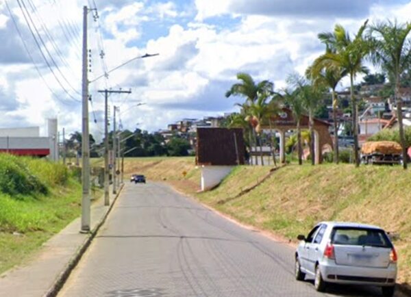 Carreta é arrombada e fardos de cerveja são furtados em Leopoldina