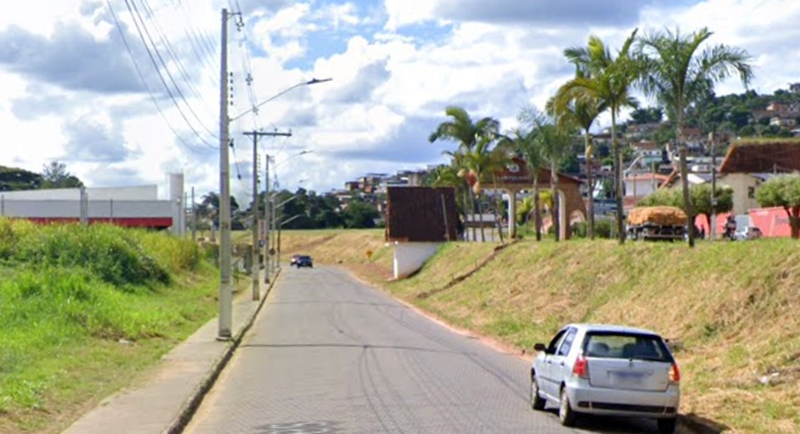 Carreta é arrombada e fardos de cerveja são furtados em Leopoldina