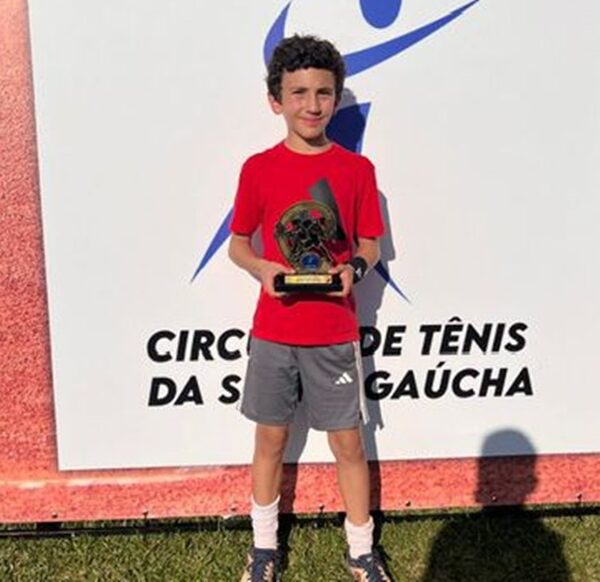 Leopoldinense de 10 anos se destaca durante campeonato de tênis em Caxias do Sul