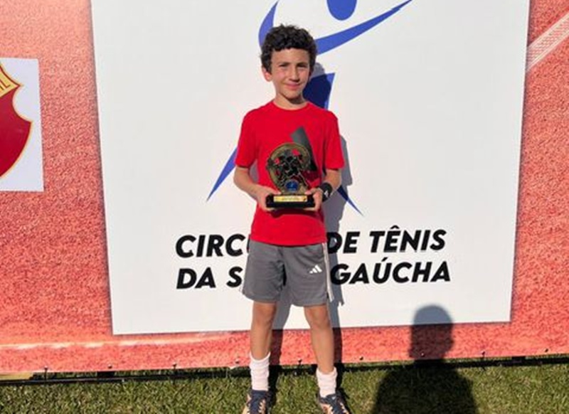 Leopoldinense de 10 anos se destaca durante campeonato de tênis em Caxias do Sul