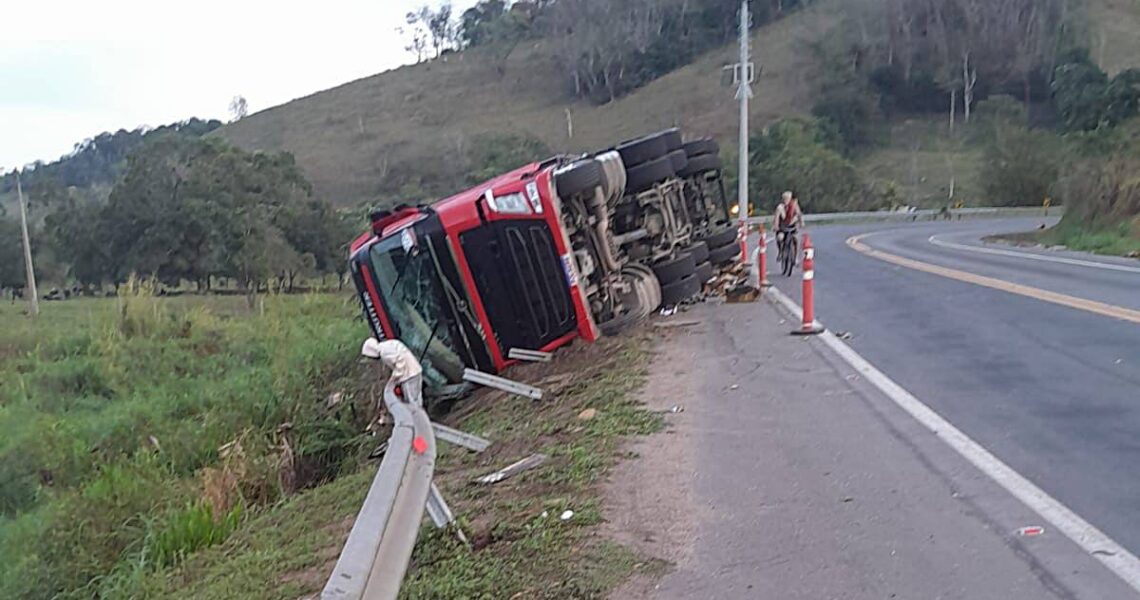 Carreta carregada com frutas tomba na BR-116 próximo à Boa Sorte em Leopoldina