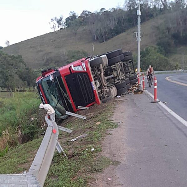 Carreta carregada com frutas tomba na BR-116 próximo à Boa Sorte em Leopoldina