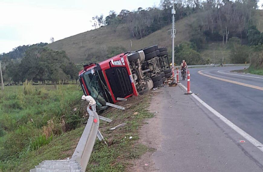 Carreta carregada com frutas tomba na BR-116 próximo à Boa Sorte em Leopoldina