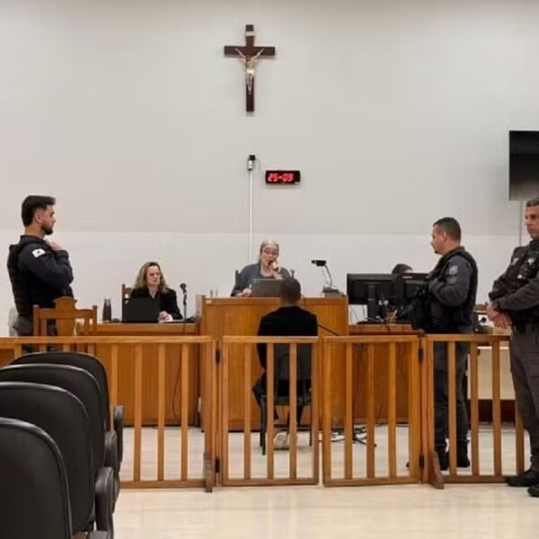 Homem que matou esposa a facadas enquanto as filhas dormiam é condenado a 24 anos de prisão em Muriaé