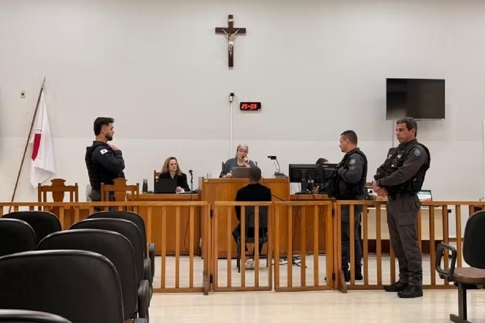 Homem que matou esposa a facadas enquanto as filhas dormiam é condenado a 24 anos de prisão em Muriaé