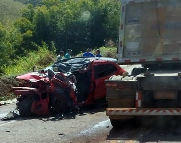 Grave acidente entre carro e carreta deixa idoso morto na BR-116 em Leopoldina