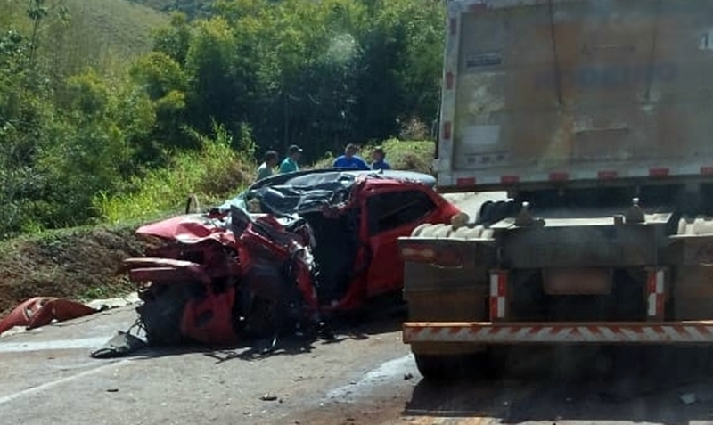 Grave acidente entre carro e carreta deixa idoso morto na BR-116 em Leopoldina