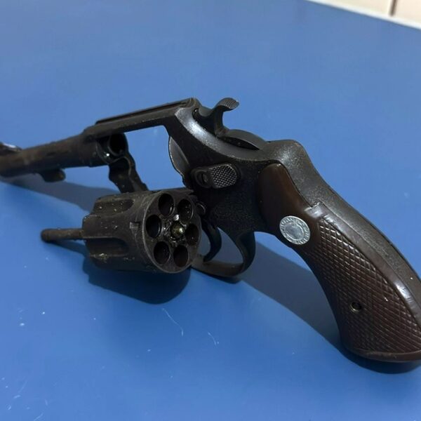 PM apreende revólver após briga na praça do distrito de Tebas