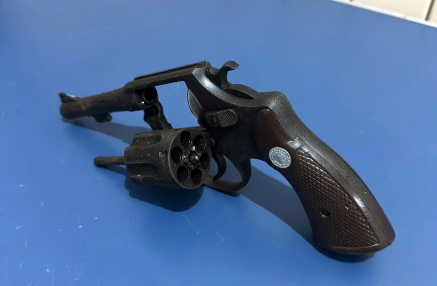 PM apreende revólver após briga na praça do distrito de Tebas