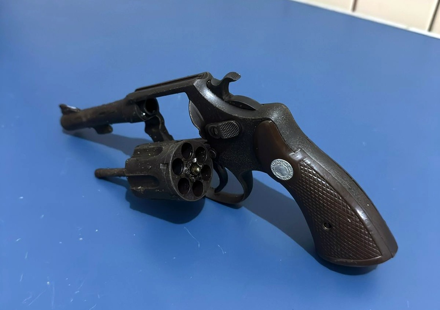 PM apreende revólver após briga na praça do distrito de Tebas