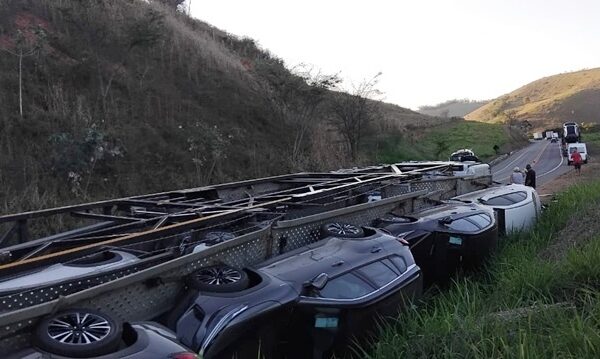 Carreta-cegonha tomba na BR-116 entre Leopoldina e Além Paraíba