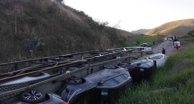 Carreta-cegonha tomba na BR-116 entre Leopoldina e Além Paraíba