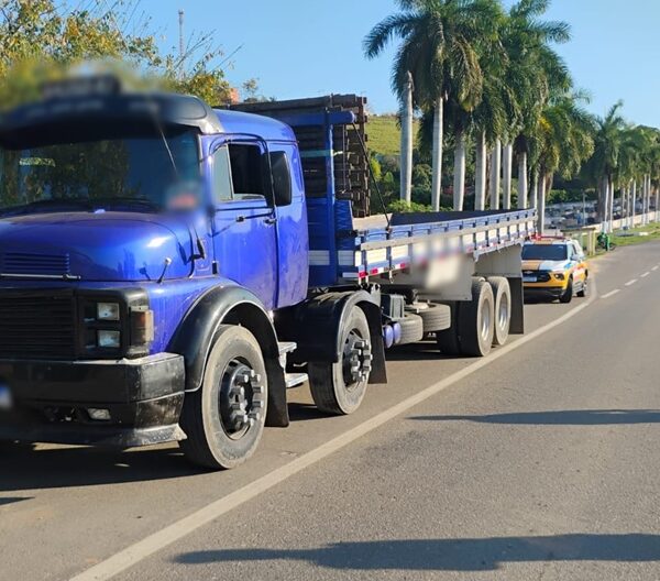 Motorista é flagrado com comprimidos de ‘rebite’ e placas cobertas com fita isolante em Volta Grande