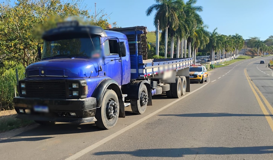 Motorista é flagrado com comprimidos de ‘rebite’ e placas cobertas com fita isolante em Volta Grande