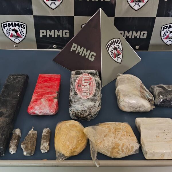 Operação da PM em Além Paraíba prende 6 pessoas e apreende armas, drogas e munições