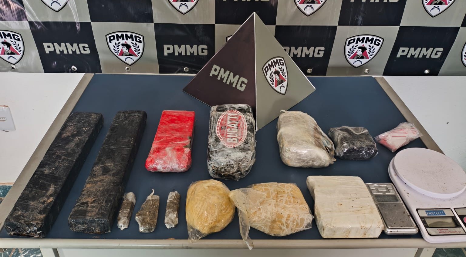 Operação da PM em Além Paraíba prende 6 pessoas e apreende armas, drogas e munições