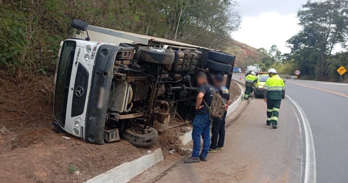 Motorista sai ileso após caminhão frigorífico tombar na Serra da Vileta em Leopoldina
