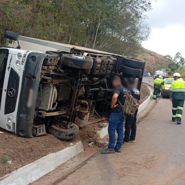 Motorista sai ileso após caminhão frigorífico tombar na Serra da Vileta em Leopoldina