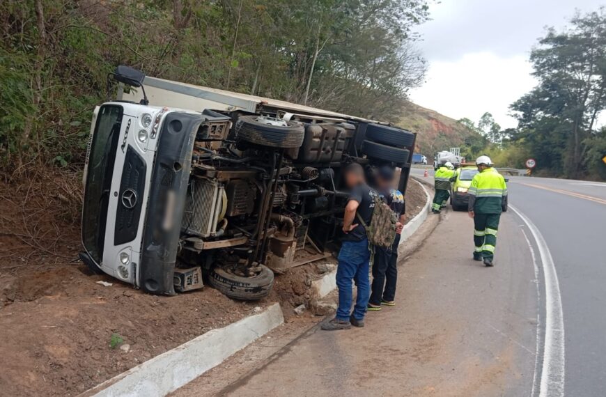 Motorista sai ileso após caminhão frigorífico tombar na Serra da Vileta em Leopoldina
