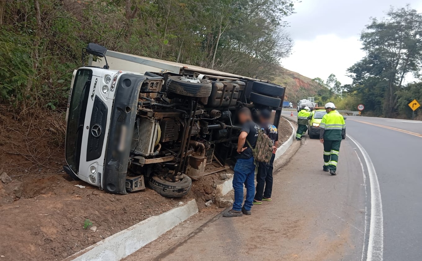 Motorista sai ileso após caminhão frigorífico tombar na Serra da Vileta em Leopoldina