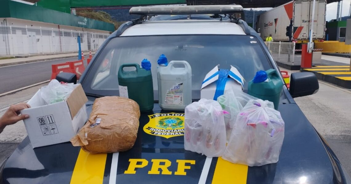 Dupla é presa pela PRF com mil pinos de cocaína em Leopoldina