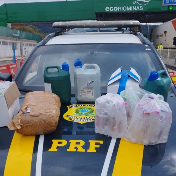 Dupla é presa pela PRF com mil pinos de cocaína em Leopoldina