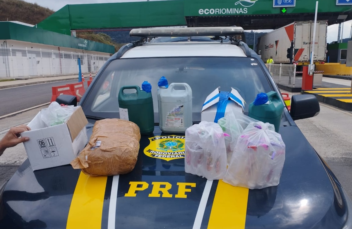 Dupla é presa pela PRF com mil pinos de cocaína em Leopoldina