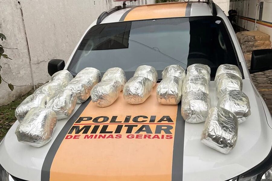 Mulher de 23 anos é presa com 15 kg de skunk na BR-267 em Leopoldina